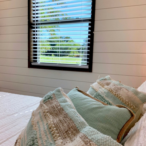 Room 4, The Shoreline Container Tiny Home 12 min to Magnolia Baylor, McLennan