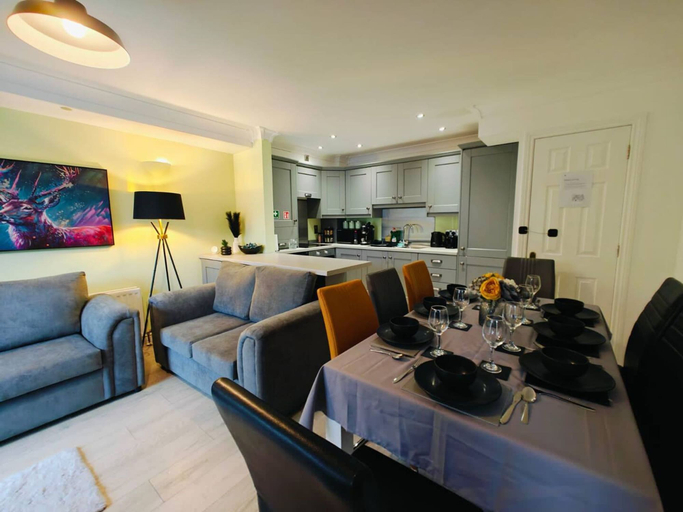 Others 4, 4BR Modern Ormeau House, Belfast