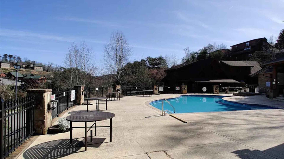Room 2, Beautiful New Remodel Pool Golf Condo, Sevier