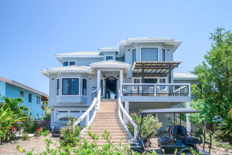 Room 1, Kairos - Luxury Oceanfront Villa w 2 Pools Beach Pier
