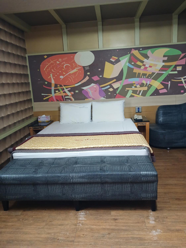 Others 4, BT Hotel, Dong