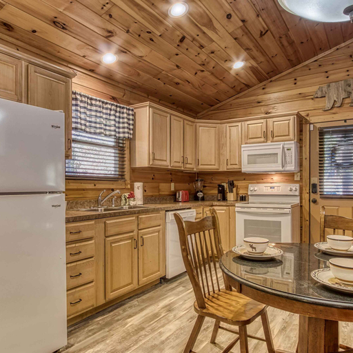Room 3, Dog Friendly Romantic Mtn Getaway Hot Tub Pool, Sevier