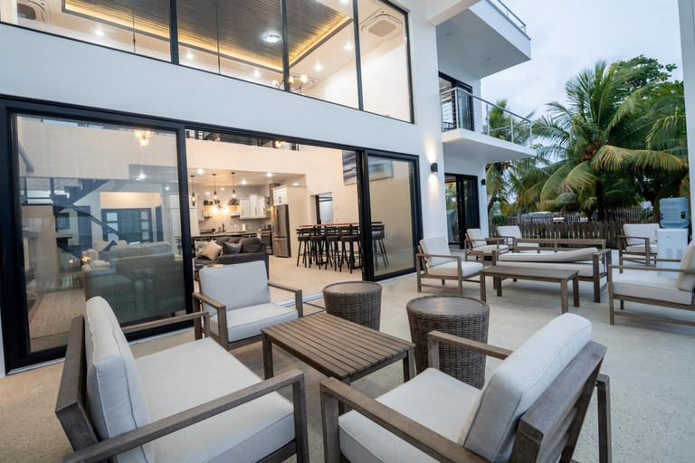 Others 4, Spacious 4-bed Villa in Placencia Village w Pool