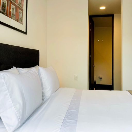 Room 5, w Sunny 2BR in Modern Building in Chico, Santafé de Bogotá