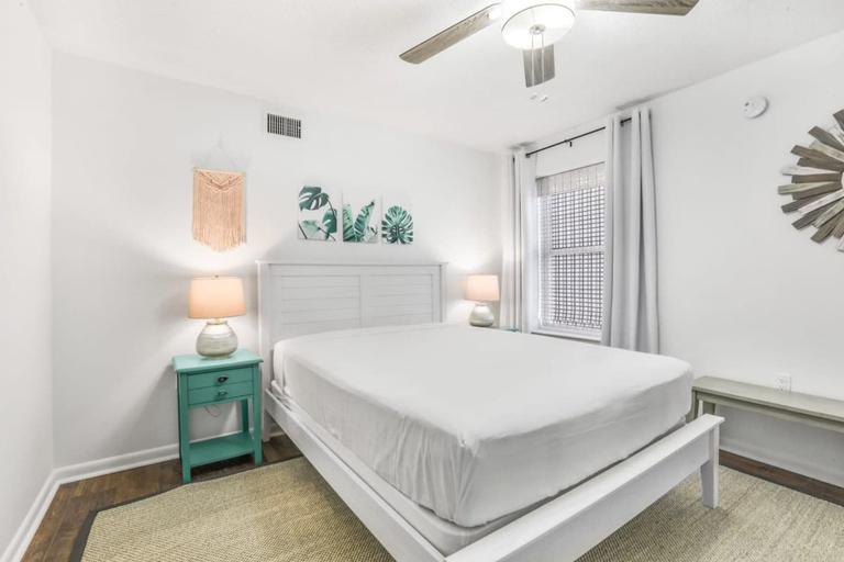 Room 3, Phoenix III 3031 Beachfront End-unit, Baldwin