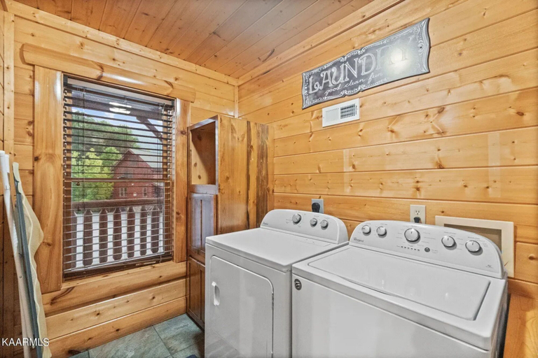 Room 5, Prestigious Luxury Pool Game Room Mtn Views, Sevier