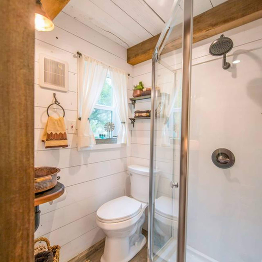 Room 4, Cozy Cabin Little Red Hen 12 min to Magnolia, McLennan