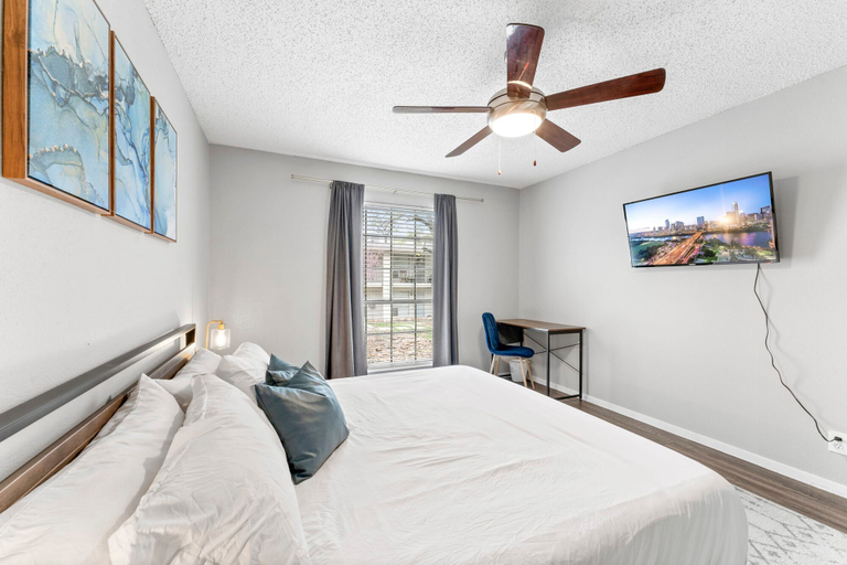 Bedroom 4, Soco 2BR Corner Suite w Pool King bed Fast Wifi, Travis