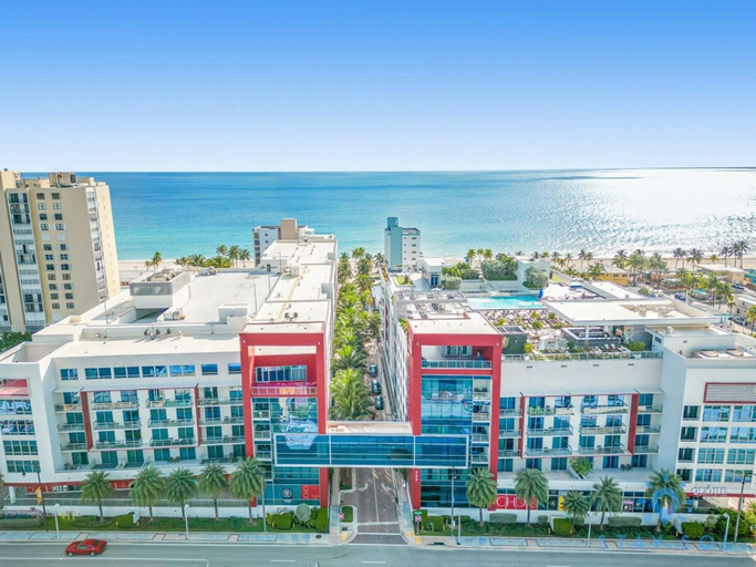 Room 4, Hot tub Rooftop Pool Near Beach, Broward