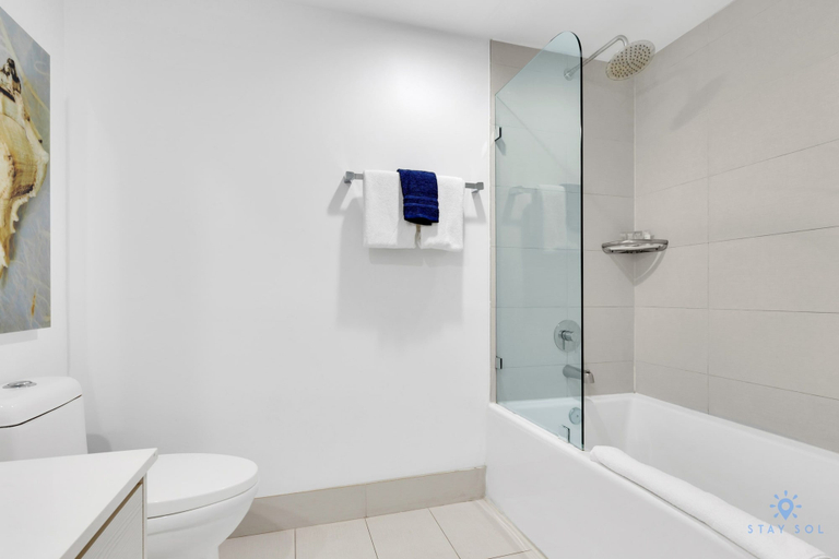 Room 3, Prime Location Amazing Pool Balcony Bay View, Broward