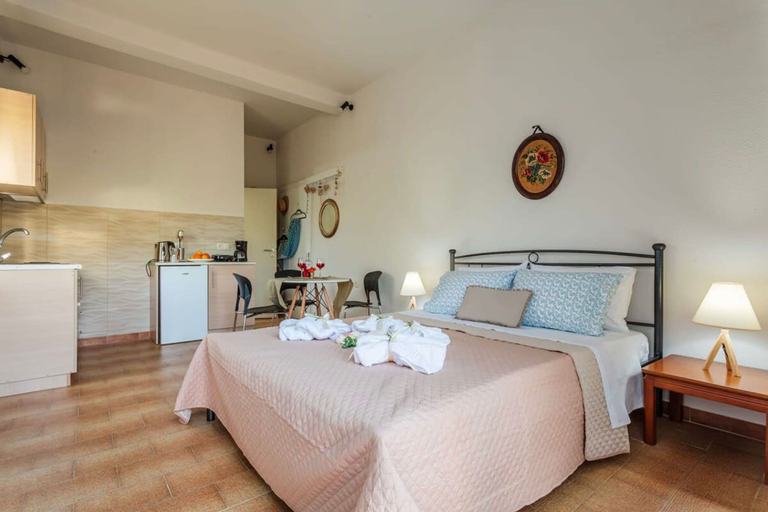 Room 5, Summer Rose Garden Getaway - A Step to the Beach, Peloponnese