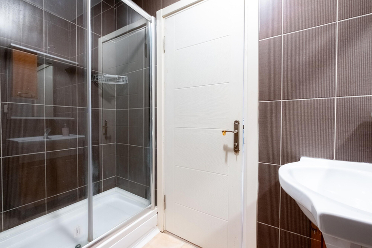 Bathroom 5, Flat 7 min to Coast in Suadiye, Maltepe