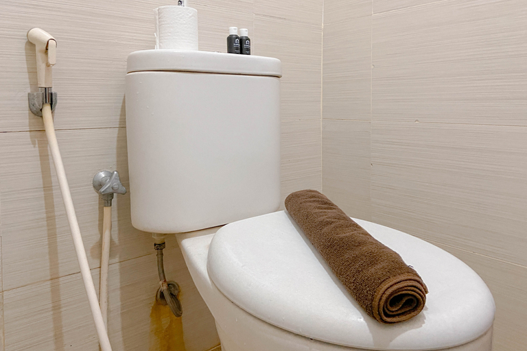 Bathroom 5, Minimalistic Abode 2BR at Gateway Pasteur Apartment By Travelio, Bandung