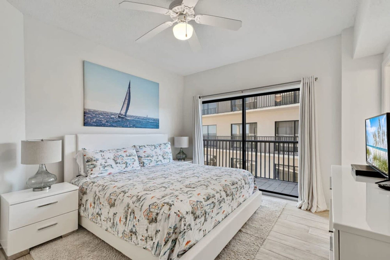 Room 2, Palms 304 3rd Floor 3 BR 3 BA Corner-unit, Baldwin