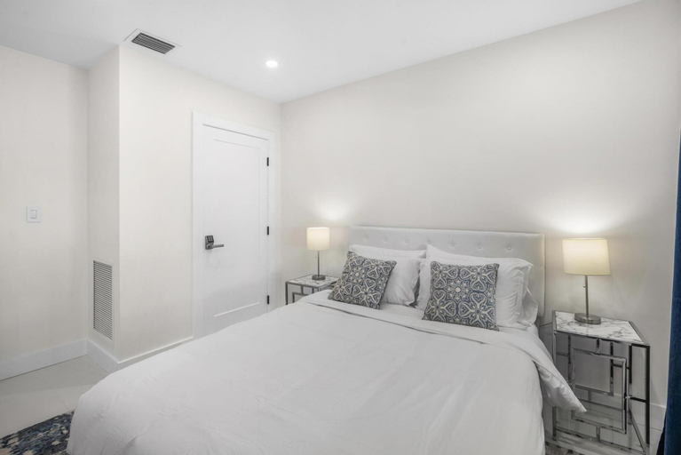 Room 5, Uhost AI 1BR With Marble Accents Patio, Broward