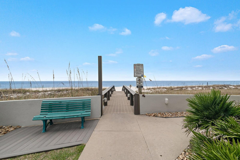 Room 5, Silver Beach 302 Beachfront 3rd Floor Pool, Baldwin