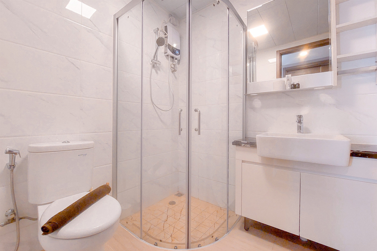 Bathroom 5, Spacious and Comfy 3BR at Sky House BSD Apartment By Travelio, Tangerang Selatan