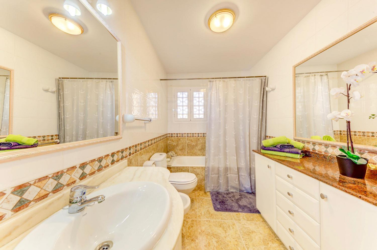 Bathroom 2, Can Gelaberts by Sealand Villas, Baleares