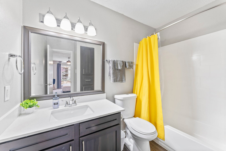 Bathroom 5, Soco 2BR Corner Suite w Pool King bed Fast Wifi, Travis
