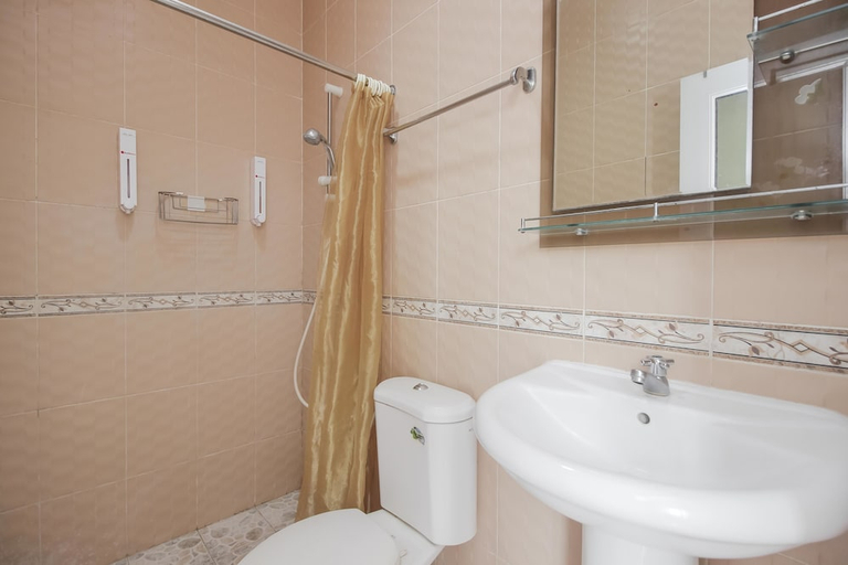 Bathroom 3, Reddoorz Permata Sari Karawaci, Tangerang