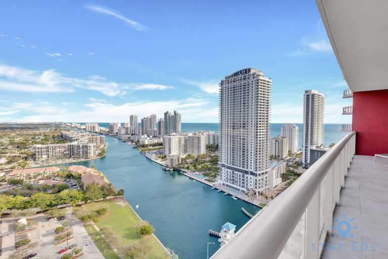 Room 3, Breathtaking 31st Fl Amazing Pool Penthouse View, Broward