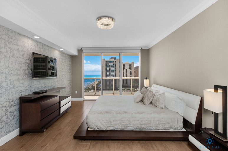 Room 4, Luxury High Resort Beautiful Views Amenities, Broward