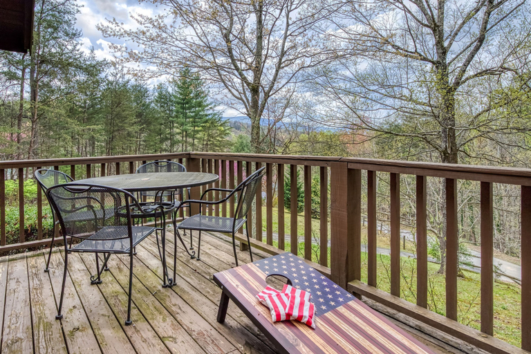 Room 4, Fantastic Pet Friendly Cabin Hot Tub Fire Pit, Sevier