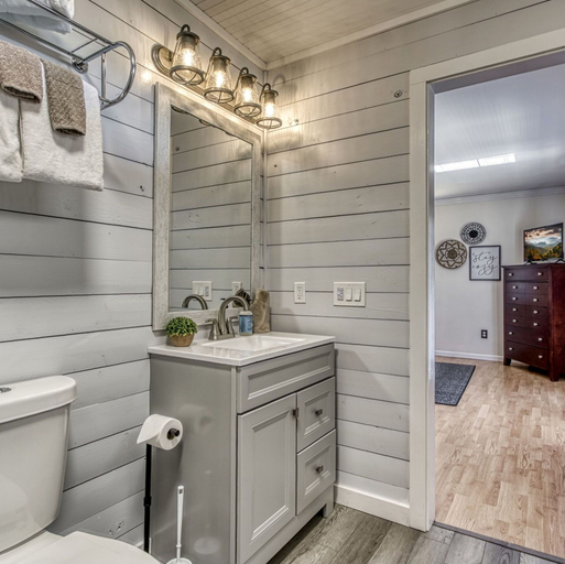 Room 5, Absolutely Gorgeous Modern Comfy Retreat w Hot Tub Game Room Fire Pit, Sevier