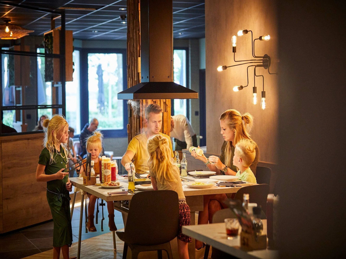 Dining 5, Child-friendly Villa in Limburg, Roggel en Neer