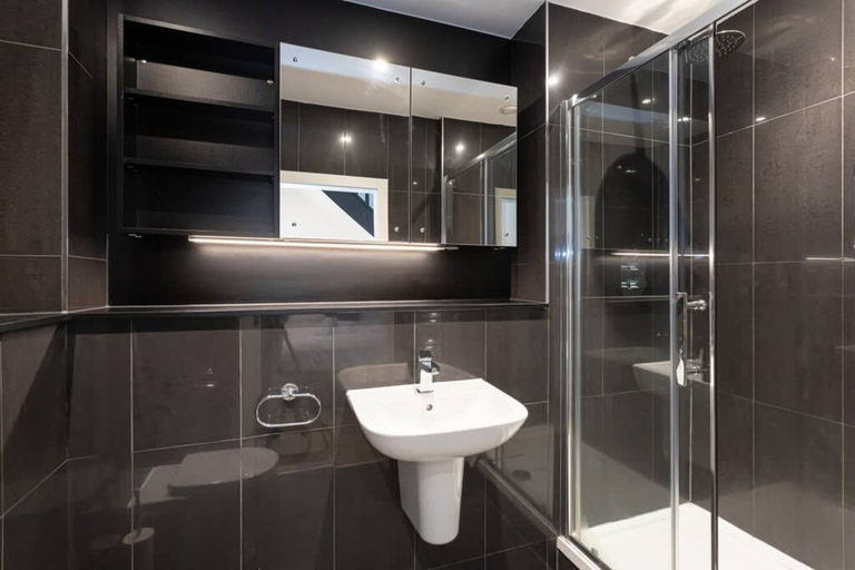 Bathroom 3, Modern and Spacious Duplex in Manchester City Centre, Manchester