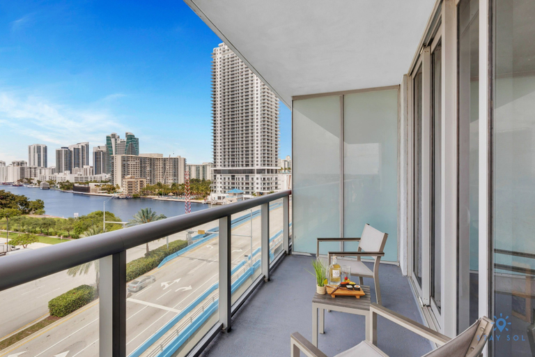 Room 5, Prime Location Amazing Pool Balcony Bay View, Broward