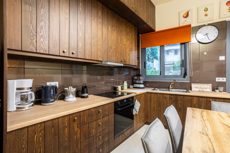 Room 4, Jeannette s Seaside Getaway - Kalamata Urban Gem, Peloponnese