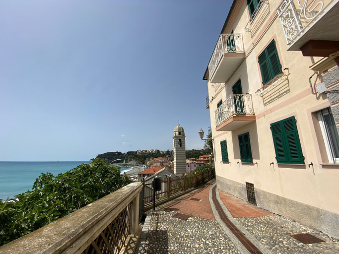 Exterior & Views 1, Attico Fronte Mare nel Borgo di Celle Ligure, Savona