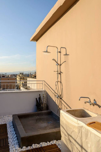 Room 2, City Skyloft - Top Location Private Roof Garden, Peloponnese
