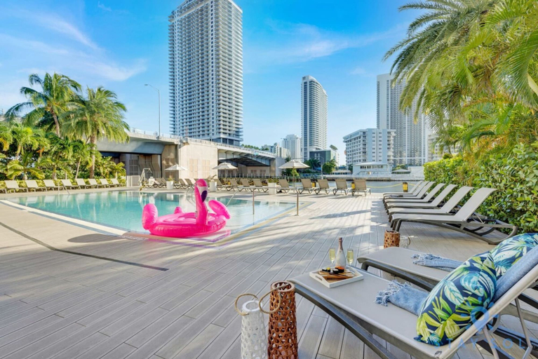 Room 3, Upper Studio Balcony Pool Gym Near Beach, Broward