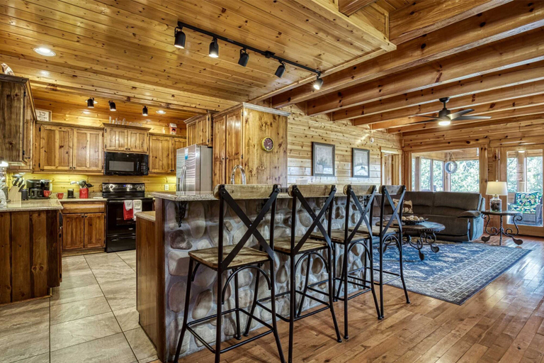 Room 2, Prestigious Luxury Pool Game Room Mtn Views, Sevier