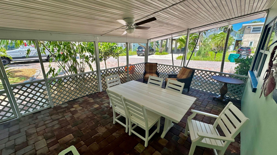 BBQ/picnic area, Turtle Nest Beach House, Lee