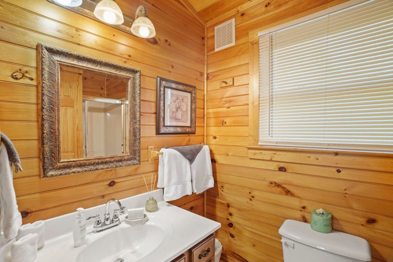 Room 4, Stunning Mountain Cabin w Hot tub, Sevier