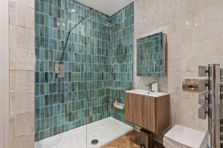 Bathroom 4, 3 Croft House - Beach Front Sea Views Parking, Pembrokeshire