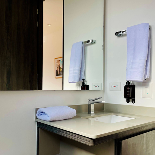 Room 4, w Sunny 2BR in Modern Building in Chico, Santafé de Bogotá