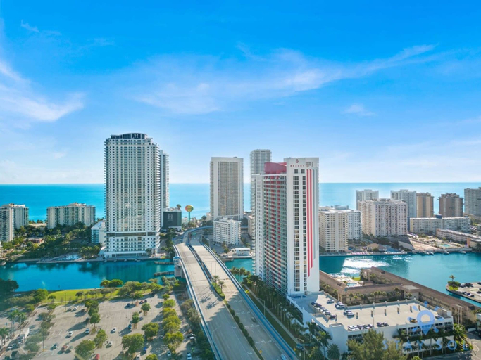 Room 2, Amazing Pool Balcony w Infinity View Gym, Broward