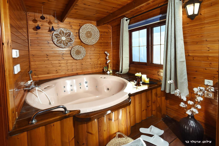 Bathroom 2, בקתה בתמרים