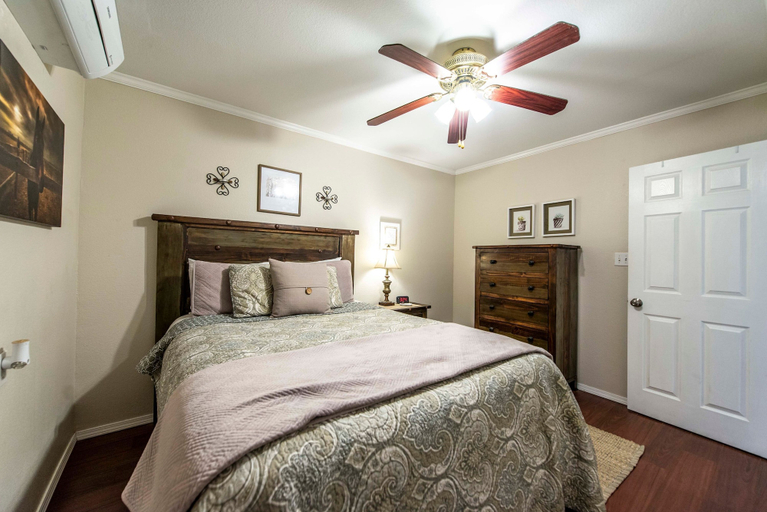 Bedroom 5, Songbird Haven Cozy Country Getaway, McLennan