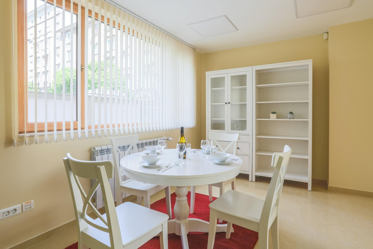 Room 2, Bright 1bdr Apartment in Top Center, Stolichna