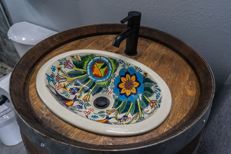 Bathroom 5, Willie In the Hill Country - Hacienda Amor, Blanco