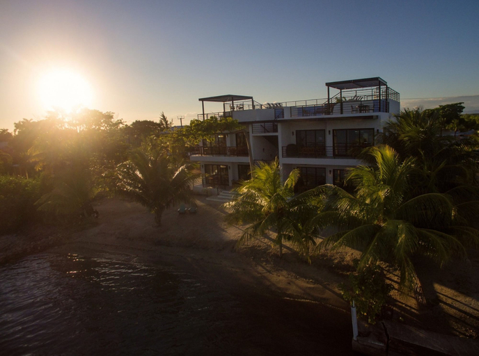 Room 4, Oceanfront Sunset Gecko Condo - Ground Floor 1B