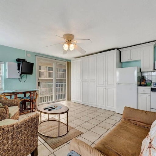 Room 2, The Seashell Suite w Private Balcony Walk 2 Beach, Pinellas
