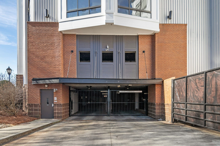 Room 5, Spacious 2BD With Private Balcony and Free Parking, Mecklenburg
