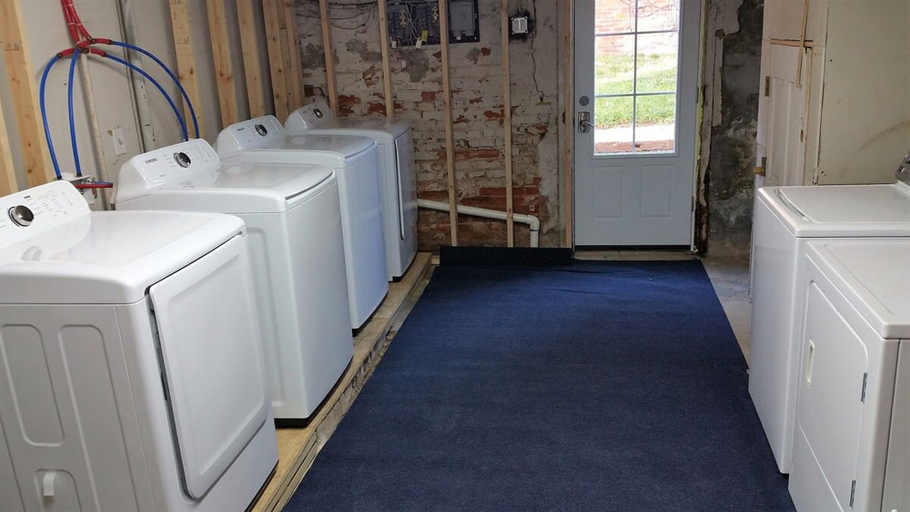 Room 4, Boardwalk- Large Modern Unit With King bed Fast Wifi Free Coffee and Easy Parking, New Castle
