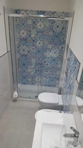 Bathroom 3, L'isola del sole, Trapani